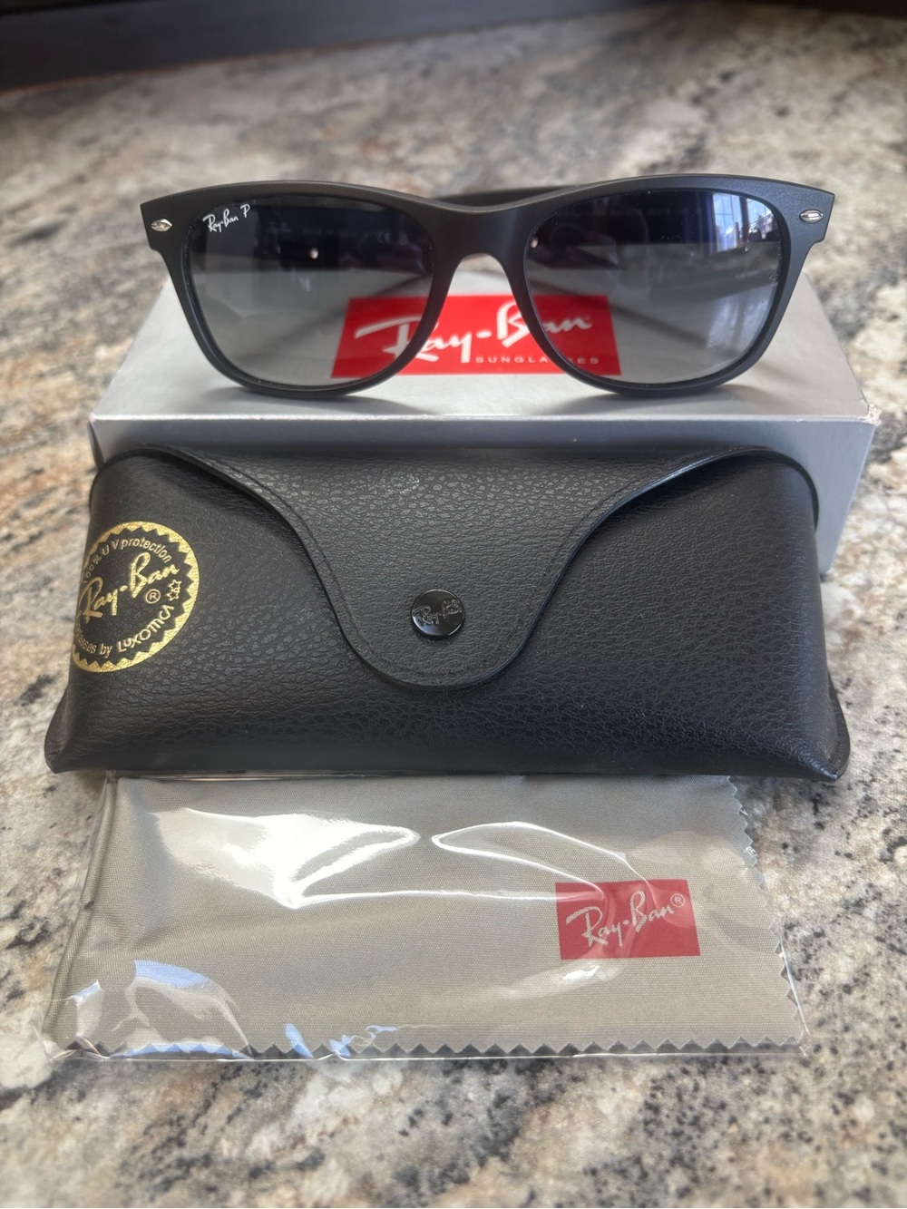 NWOT Ray-Ban New Wayfarer Polarized Sunglasses.